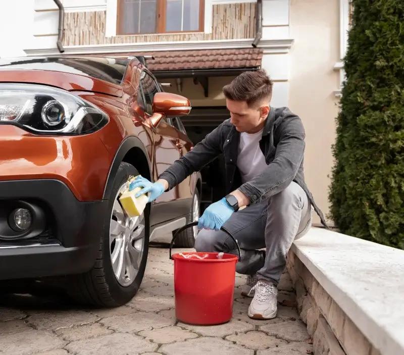 Lavage auto à domicile Espalem : professionnel intervenant sur un véhicule